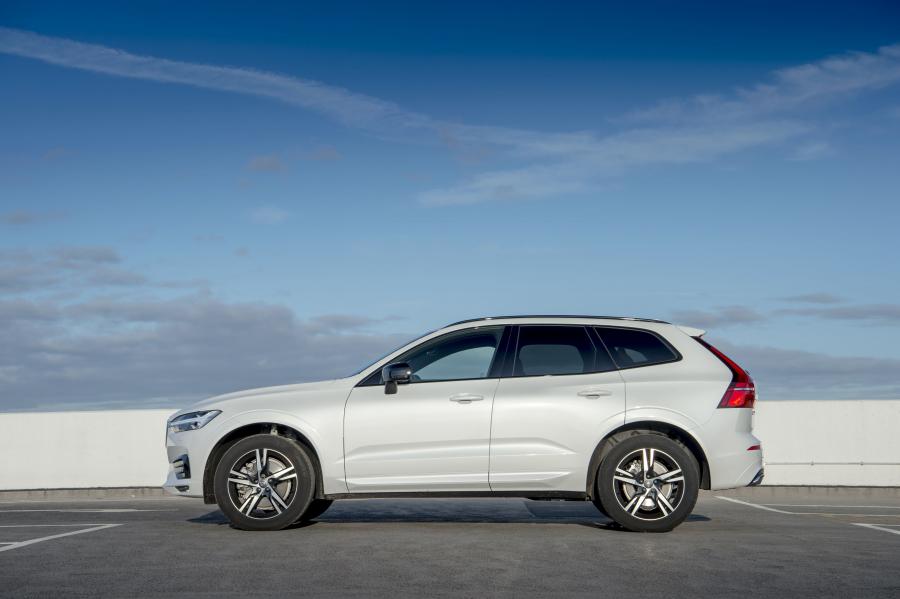  Volvo XC60 B4 R-Design 2019 года  (UK) (фото 7 из 26)